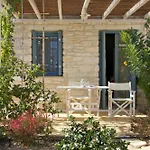 Nomads House 3* לוגאראס