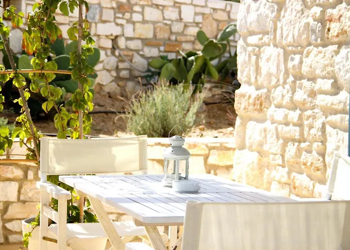 Nomads House Aparthotel Logaras