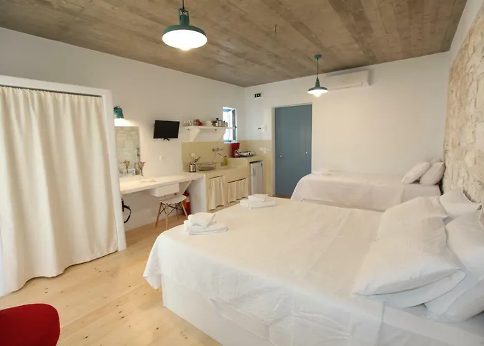 Nomads House Aparthotel Logaras